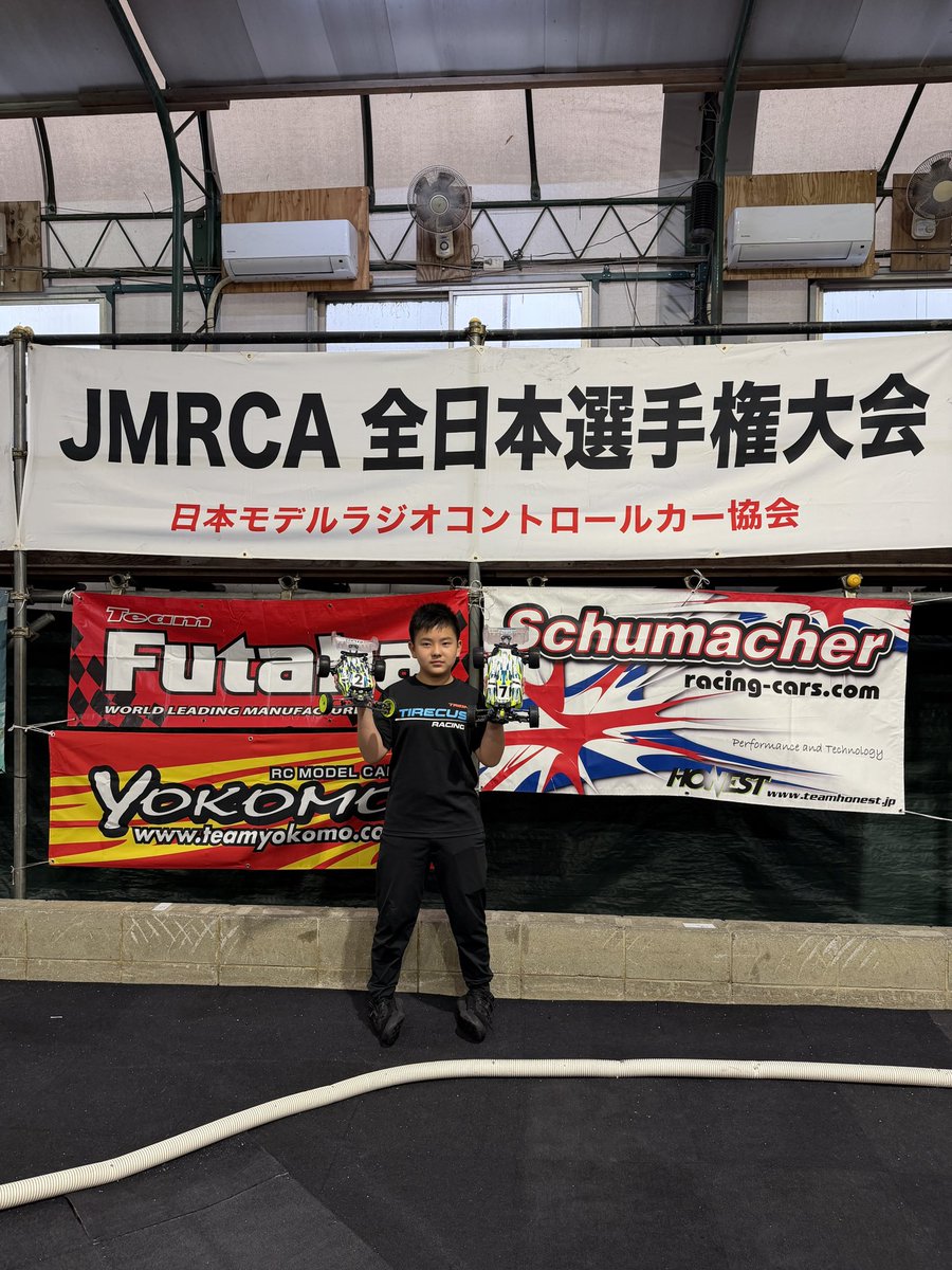 TIRECUSRACING's tweet photo. 予選を終え、ついに決勝来る🥶😶‍🌫️🫣

【平沼怜くん】
決勝🏁
4WD →Aメイン
2WD →Bメイン

【阿部蘭音くん】
決勝🏁
4WD → Fメイン

2人とも思い切り楽しんでね🤩🔥🏎

#平沼怜 #阿部蘭音 #タイヤカスレーシング #JMRCA
#ASSOCIATED
#全日本選手権 #RCMANIAX  #大阪 https://t.co/NpW9tyEFjx