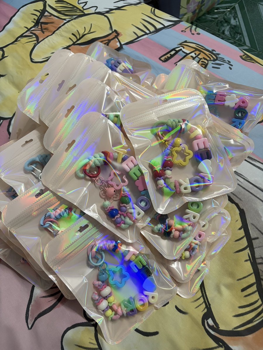 bumbimB_1730's tweet photo. เมื่อคุนถูกรักจากตี๋ตี๋ป๋อ ความรักจึงถูกส่งต่อให้ครอบครัววาวา ✨
        ✨“ตี๋ตี๋ป๋อกับดาวแฝดของเขา”✨
รอบที่แล้วทำไปแจกงานรวมพลทุกคนอยากได้อันนี้เยอะมากรอบนี้เลยทำเพิ่มให้ไว้เจอกันงานแฟนคอนด้วงนะคับวาวาทุกคนอวยพรให้ผมได้บัตรด้วยเพราะตอนนี้กอว.ผมล้นมาก😆😆 ยิ่งใกล้วันกดบัตรผมเริ่ดหวั่นๆอีกแล้ว 

#vava #วาวา 
#twnpich 
#Porsuppakarn