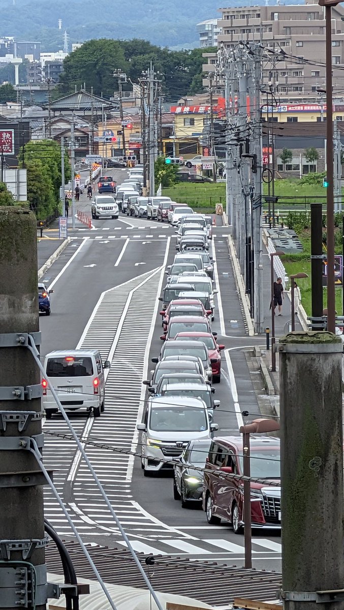 ototetsu_kan's tweet photo. 2026/06/28
天気が回復傾向にあるため、ららぽーと海老名の入庫渋滞が激しくなっています。
屋上駐車場はまだ空いていますが、11:00過ぎても入庫待ちの渋滞が長くなっています。

#ららぽーと海老名 
#海老名 
#海老名フォト https://t.co/NdXwwnc4AL