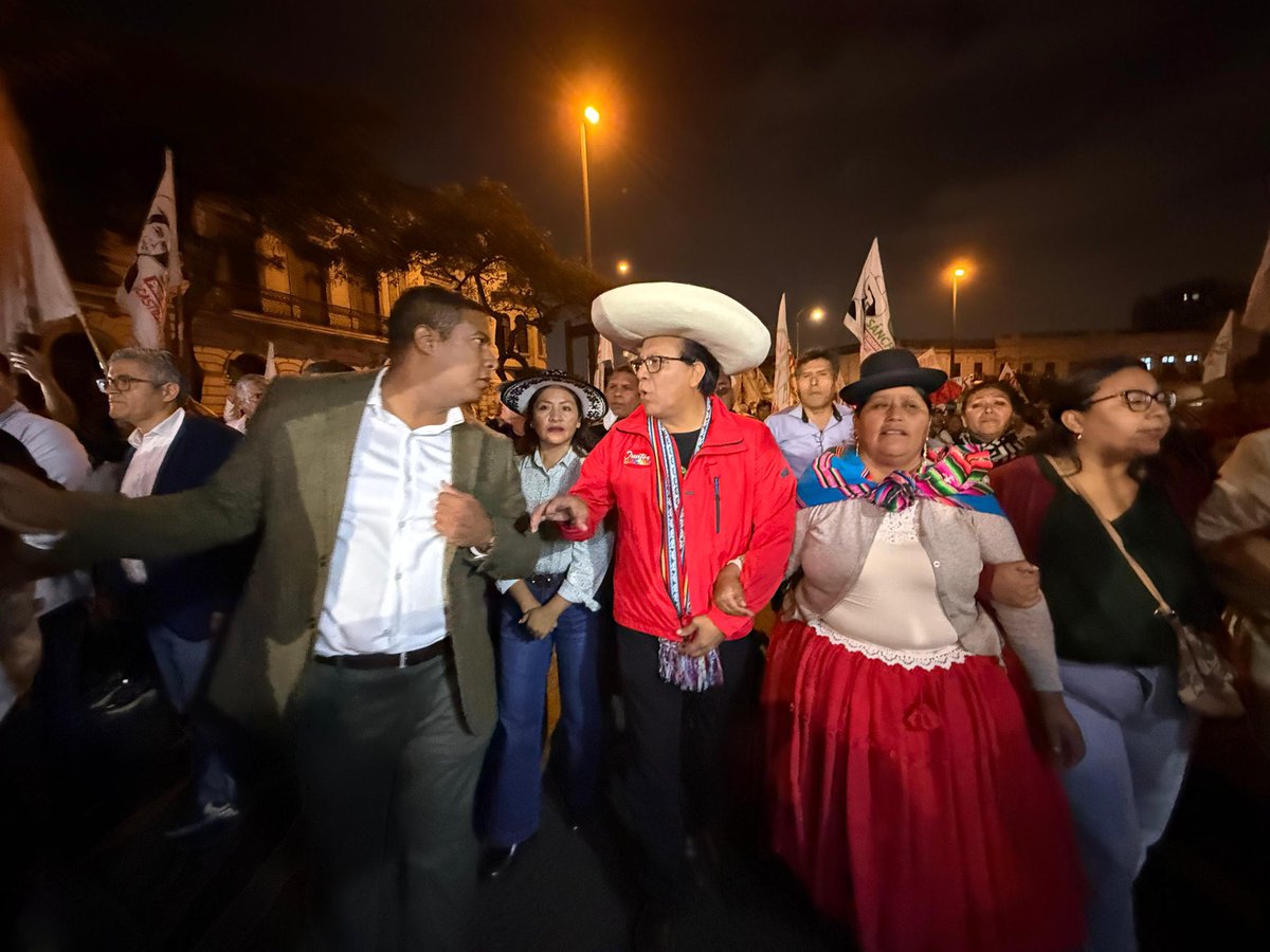 tiovirgilio's tweet photo. Masiva marcha de Roberto Sánchez y Juntos por el Perú ¡Defender la soberanía nacional y los votos del extranjero, es un deber de todo peruano que se respeta! 🇵🇪 https://t.co/IysfVo9r2L