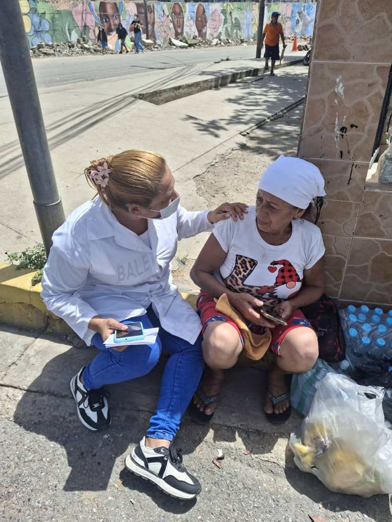 cubacooperaven's tweet photo. La mano amiga cubana no abandona. En el estado La Guaira, el equipo del CDI "10 de Marzo" se mantiene firme en la atención a los lesionados tras la emergencia. 

Con vocación y entrega absoluta, nuestros colaboradores brindan resguardo y cuidados a quien más lo necesita. https://t.co/ZnbmWhG0WU