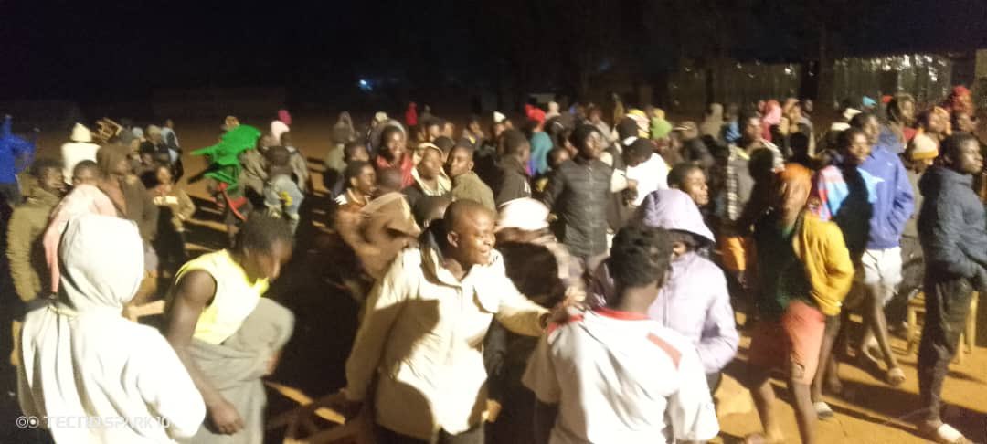 michombero's tweet photo. Coupedumonde2026 : au camp de Musasa, la qualification historique des Léopards fait renaître l’espoir des réfugiés congolais

L’émotion est à son comble au camp de réfugiés congolais de Musasa, dans la province de Ngozi, après la victoire (3-1) des Léopards face à l’Ouzbékistan, synonyme d’une qualification historique pour les huitièmes de finale de la Coupe du monde 2026.

Menés à la pause, les Congolais n’ont jamais cessé d’y croire. Au fil de la remontée des Léopards, le camp s’est transformé en une véritable fan zone. Chants, danses, drapeaux et embrassades ont accompagné les trois buts congolais, tandis que des bidons et des seaux servaient de tambours improvisés.

Pour ces milliers de réfugiés, cet exploit dépasse le cadre du football. Il ravive la fierté nationale et nourrit l’espoir d’un retour dans une République démocratique du Congo en paix.

« Nous sommes heureux pour notre pays. Nous prions pour que la paix revienne afin que nous puissions rentrer chez nous », confiait un réfugié, encore submergé par l’émotion.

Réunis devant un écran géant, les réfugiés ont célébré ensemble une victoire qui restera gravée dans l’histoire du football congolais. Désormais, tous les regards sont tournés vers le prochain défi des Léopards face à l’Angleterre, avec le même rêve : voir la RDC continuer d’écrire son histoire, sur le terrain comme sur le chemin de la paix.