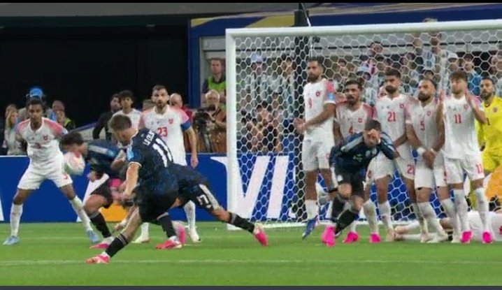 FCBRoC131940's tweet photo. LO CELSO did it..
What a Curler! From there

Took it! Put it in the bag. 
Messi 🐐 smiled! 🇦🇷👏🏾👏🏾👏🏾 https://t.co/3nNDTa9Roj