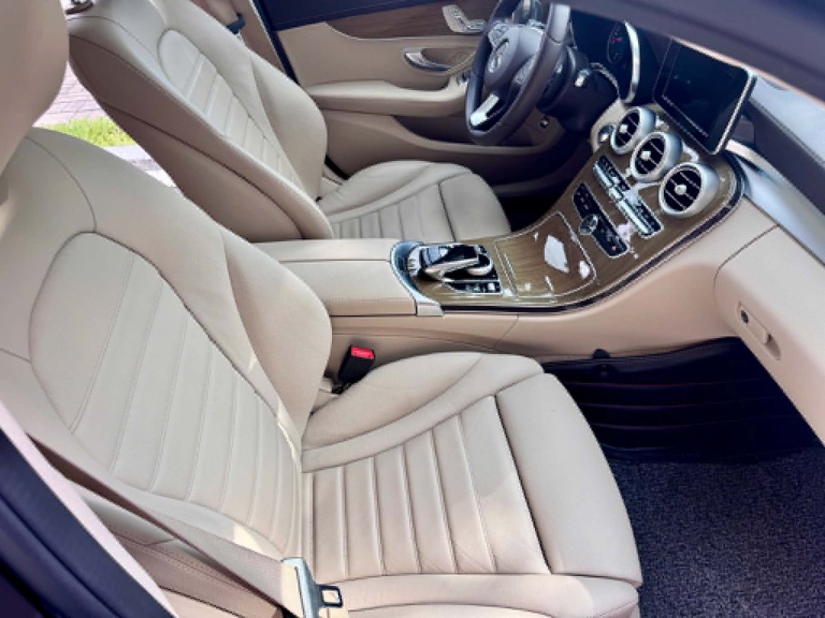 OneXWine's tweet photo. Mercedes-Benz C250 Exclusive 2016 Đen Kem

Lăn bánh đúng 57.000 km, bảo trì bảo dưỡng full,xe cực đẹp.

Option: động cơ 2.0 công suất 211Hp, đèn thông minh, ghế da, nội thất ốp gỗ, cửa sổ trời, Loa Bumester, cốp điện...

Giá bán chỉ 639 triệu.

Thu xe Ôtô cũ. https://t.co/JfPup2m8dD