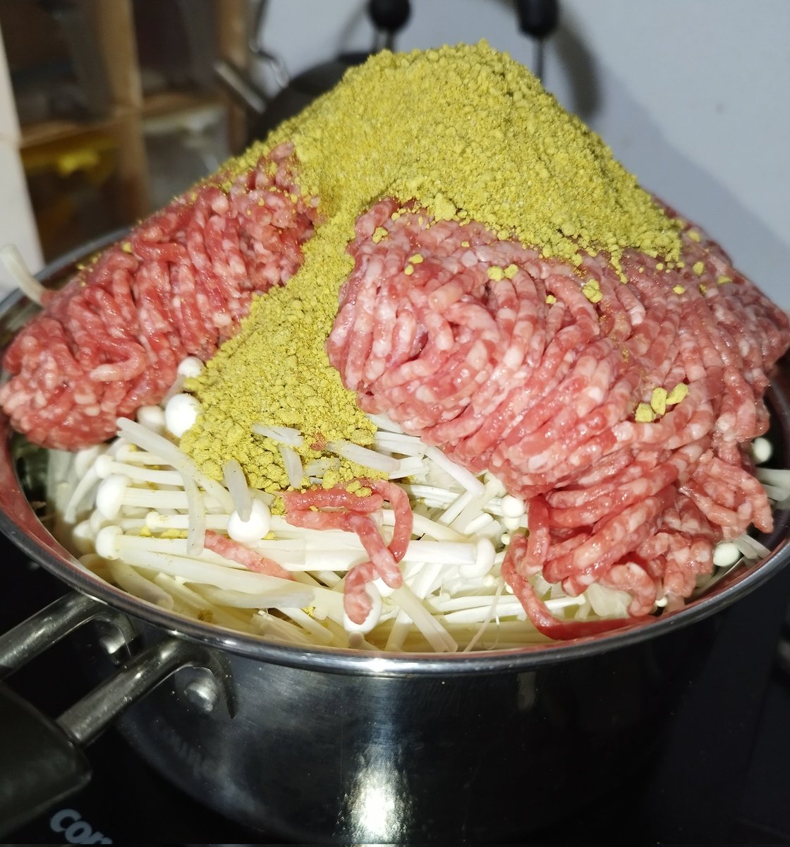 from_fairy's tweet photo. 今日も今日とて
腰痛引きこもりごりら🦍の無水カレーチャレンジw

今回は多めの合い挽き肉でいってらっしゃい！！www

 #無水カレー https://t.co/MqkluIbYzF
