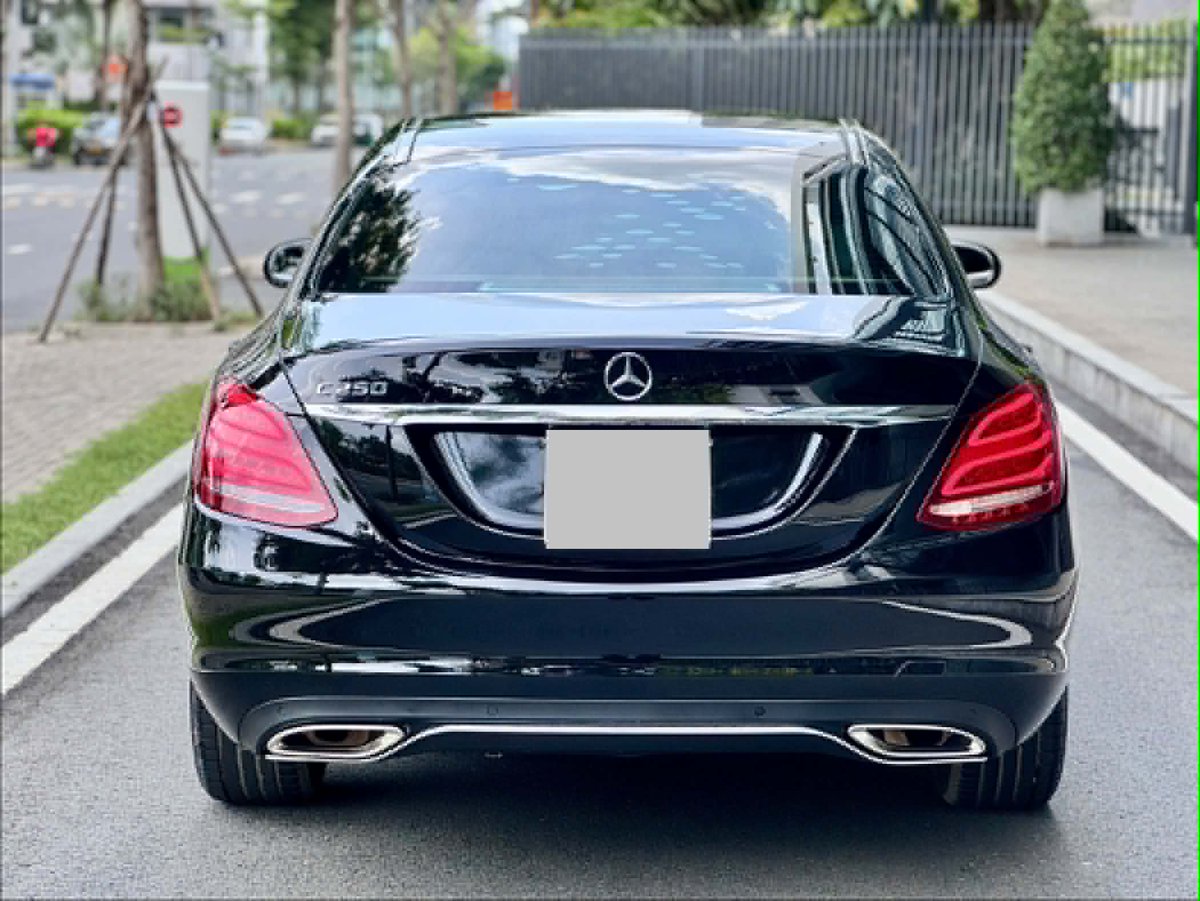 tdtmart's tweet photo. Mercedes-Benz C250 Exclusive 2016 Đen Kem

Lăn bánh đúng 57.000 km, bảo trì bảo dưỡng full,xe cực đẹp.

Option: động cơ 2.0 công suất 211Hp, đèn thông minh, ghế da, nội thất ốp gỗ, cửa sổ trời, Loa Bumester, cốp điện...

Giá bán chỉ 639 triệu.

Thu xe Ôtô cũ. https://t.co/crjoUC5KuD