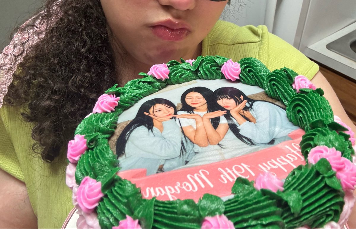 j0ngseob's tweet photo. ablume it’s my birthday and your on my cake!! 🎂🩷 ilyyy @ablume_twt https://t.co/X837wps5zL