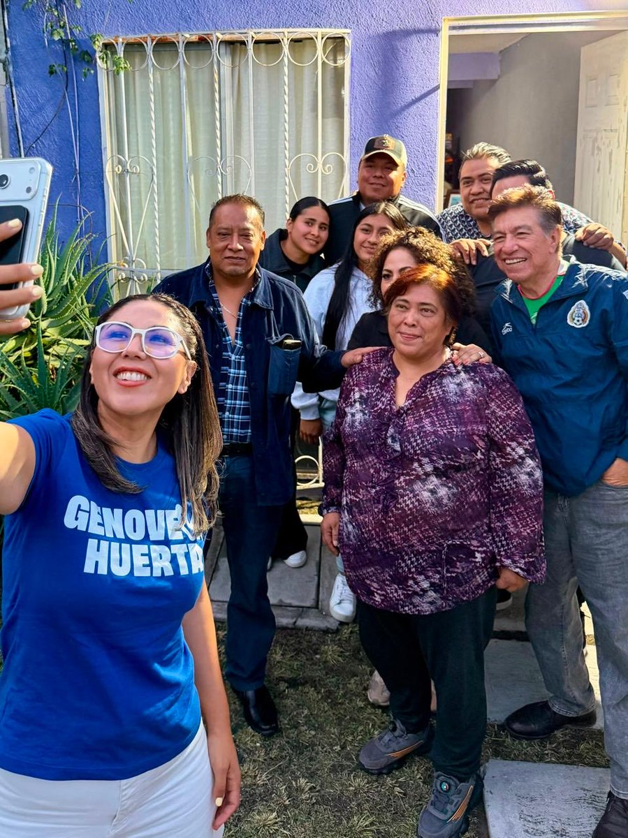 GenovevaHuerta's tweet photo. Gracias, querida Carmen, por abrirme las puertas de tu hogar. 💙

Me llena de ánimo encontrar a mujeres y hombres que siguen haciendo equipo con convicción, amor por Puebla y compromiso con nuestras causas. Sepan que también cuentan conmigo.

Nuestra ciudad enfrenta grandes retos, pero estoy convencida de que, de la mano de cada uno de ustedes, vamos a trabajar para construir la Puebla que todas y todos merecemos. 

¡Gracias por tanto cariño y por mantener viva la llama de @AccionNacional !