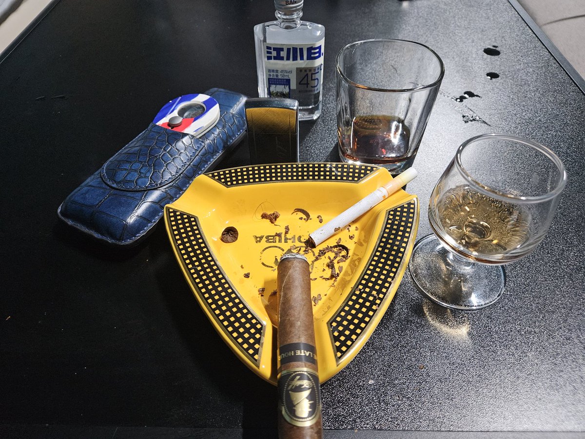 2silversta's tweet photo. Whiskey and Cigar
#Whiskey #Davidoff https://t.co/0BMSHZZRJW