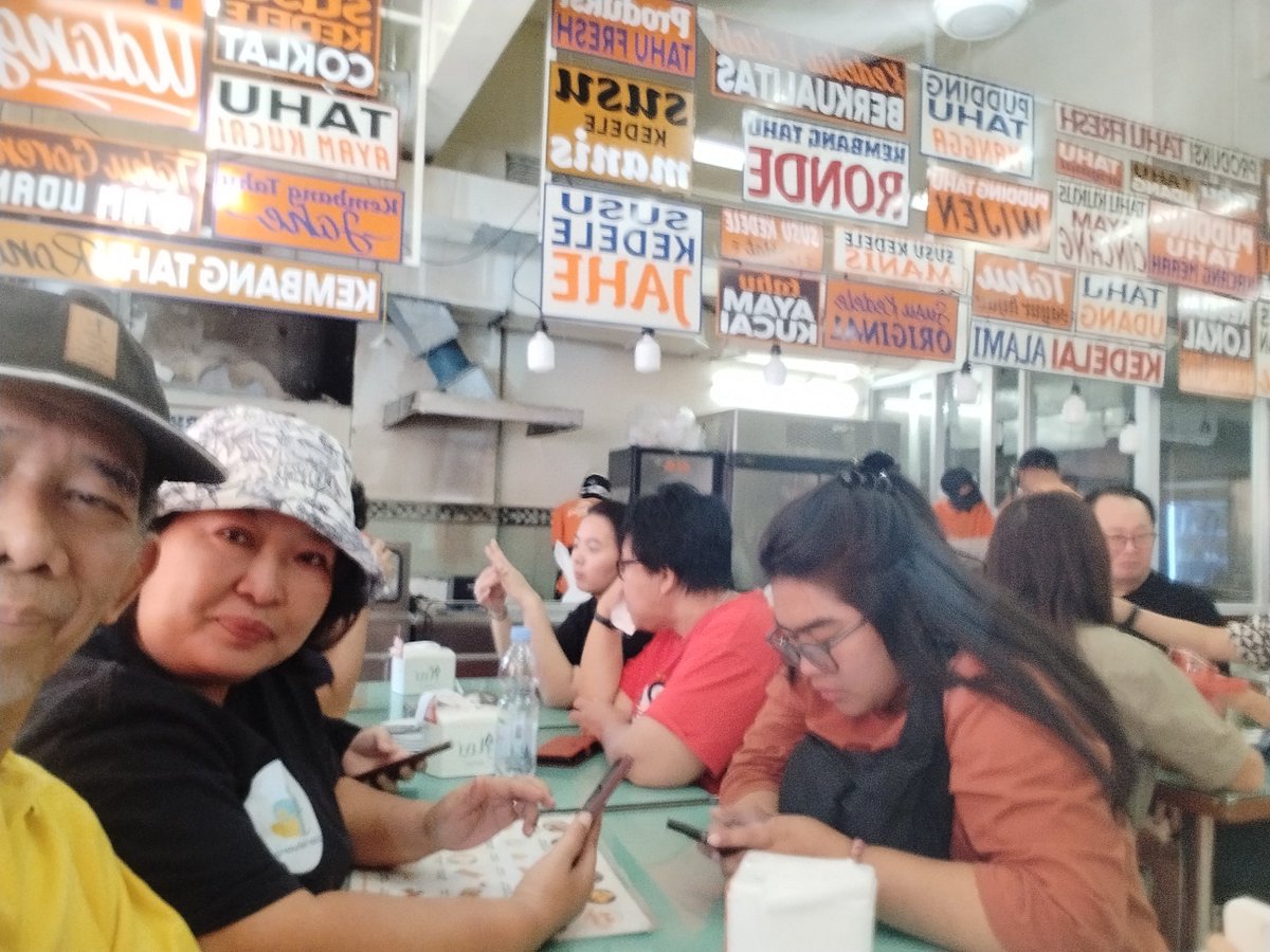 christison3's tweet photo. Masih soal makan di Bandung.Pengalaman pertama  nunggu antrian 1 jam lebih waktu makan di RM Wangi Seruni.Pengalaman kedua antri makan 1 jam lebih di Toko Tahu Priangan di Paskal Hyper Square Blok G 1. Herannya semua  pengantri dengan sabar menunggu giliran masuk. https://t.co/jltE8r9eBt