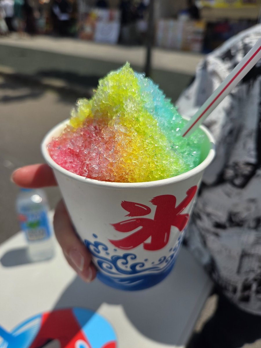 Ones_Color126's tweet photo. 新函館北斗駅行ってきたー😆
初のババヘラアイス！ずっと何味か気になってたけど解明できて良かった🤩
レインボーかき氷があったので食べたよŧ‹”ŧ‹”
最後色が混ざって何とも言えない色になって面白かった笑

日差し強くて暑かったよ💦 https://t.co/NJpSsnk6cR