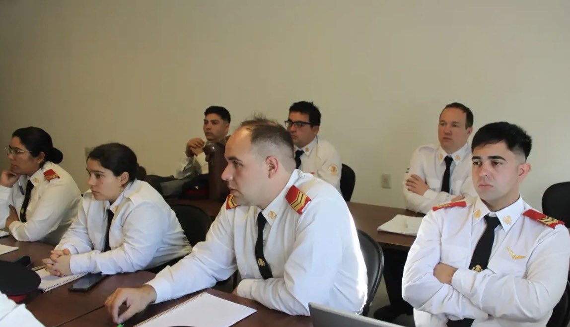 BombVolRosario's tweet photo. Durante sábado y domingo los Sargentos Víctor Kay, Damián Chamorro, Emilia Chaparro y Jonatan Lobos estarán cursando la materia Recursos Humanos para Suboficiales Superiores en las instalaciones de @BomberosSantaFe 

#BomberosRosario
#NosNecesitamos https://t.co/qwd75NMg2j
