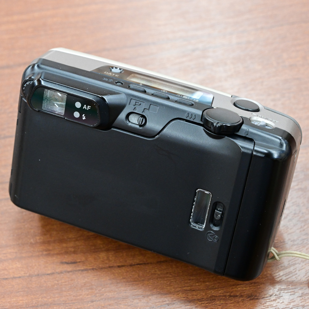 champcamera's tweet photo. 中古　#PENTAX #ESPIO115M　￥14,800-　By 青葉台
エスピオシリーズの1台「ESPIO 115M」は、丸っぽいフォルムが可愛いコンパクトカメラ。
日中シンクロか���低速シンクロまでのストロボモードやマルチAF更にバルブ撮影や視度補正など気の利いた機能もついています。
#フィルムカメラ
https://t.co/kk6YPKMHYO