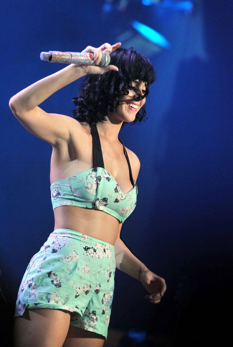 KatyPerryTurkey's tweet photo. Katy Perry'nin Belçika Werchter Boutique'teki sahnesi hava şartları sebebiyle iptal edildi.
Katy bu gece sahneye çıkabilseydi 2009 yılından bu kostümünü giyecekti. https://t.co/LblJd1VTPA