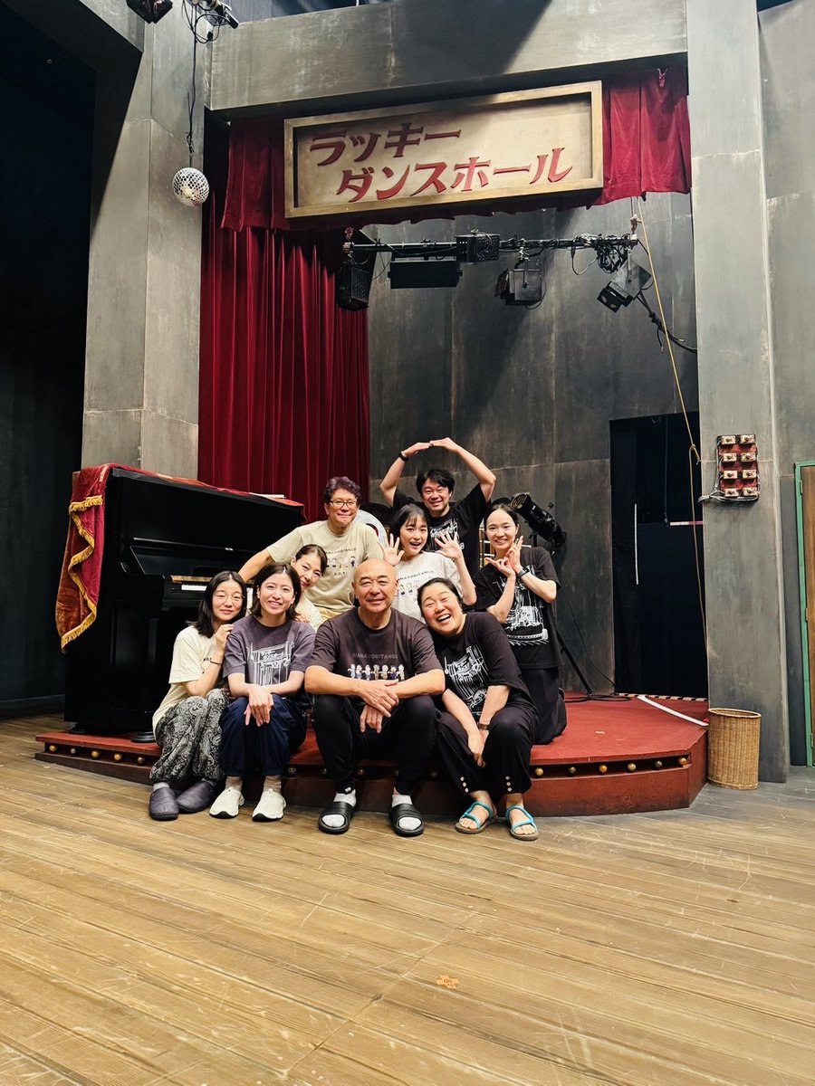 staff_sakurako's tweet photo. 🌸舞台『#花よりタンゴ』💃🌹

@大阪　新歌舞伎座

本日12:00〜
なんと！なんと！大千穐楽😭

戦後の物のない時代、人と人との繋がりしかなかった時代！
4姉妹と共に桃子は生き抜きます！

ぜひ目撃者になってください！

#大原櫻子
#月岡桃子 https://t.co/DUNVVd4Dmk