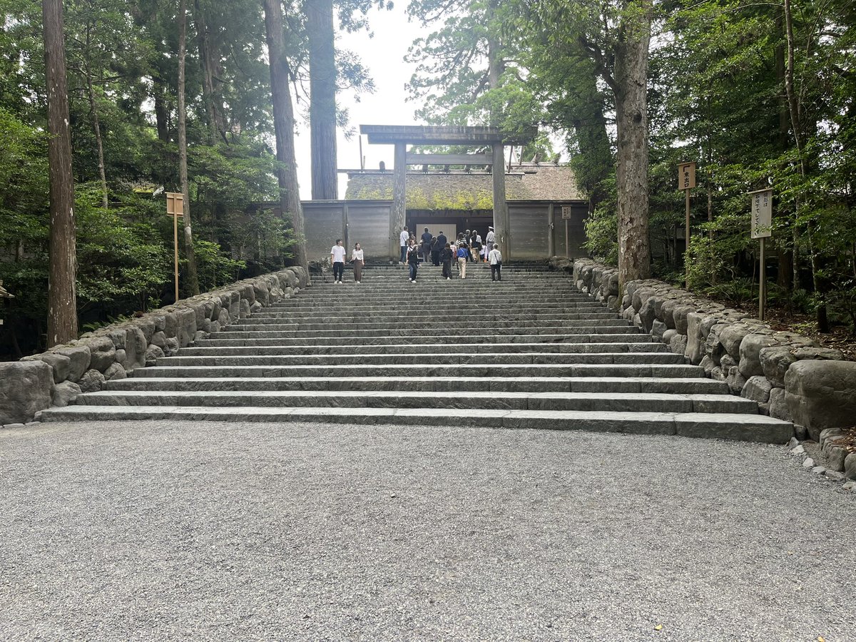 trtkot's tweet photo. 社員旅行で伊勢神宮（内宮・外宮）と熱田神宮へ行きました。
日本人として生まれ一度は参拝したかった神社でした。新鮮な気持ちで参拝させて頂きました。ありがとうございます。
#伊勢神宮
#熱田神宮 https://t.co/q9wLSs4qTv