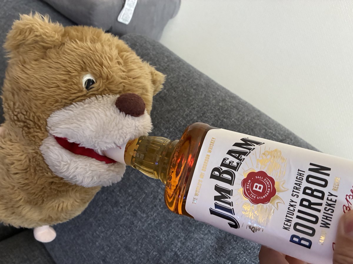sonodera's tweet photo. 娘が、角瓶の静物画を描きたいということで、母がJIM BEAMの瓶を買って来ました♪

学校へ持って行くために皆んなで飲み干しました💫

うそです。 https://t.co/GiTmM512Tz