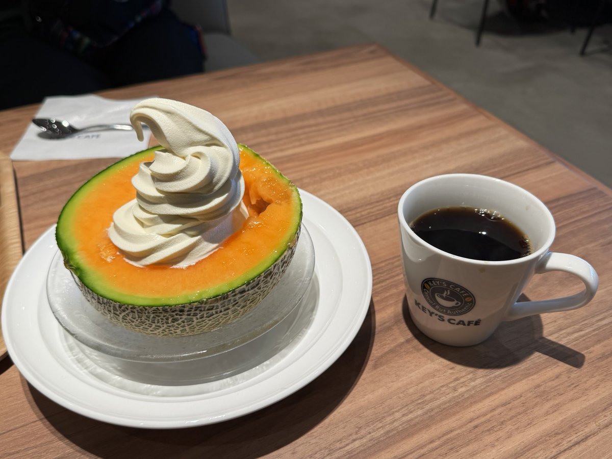 Thide3's tweet photo. デザート！
今だけ価格みたいだけど、これで700円。
食べるよねぇ。 https://t.co/7ehjMTKHLE