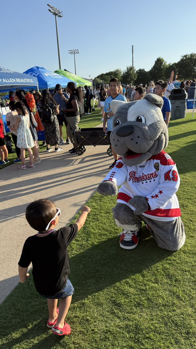 bestechlmascot's tweet photo. What a great night at Allen USA! 🇺🇸
Thanks to everyone who stopped by the Allen Americans booth. We had an amazing time celebrating with our community, meeting so many fans, and making unforgettable memories! #allenusa #communitypride #allenamericans #repthered https://t.co/flXGsCz5Dw
