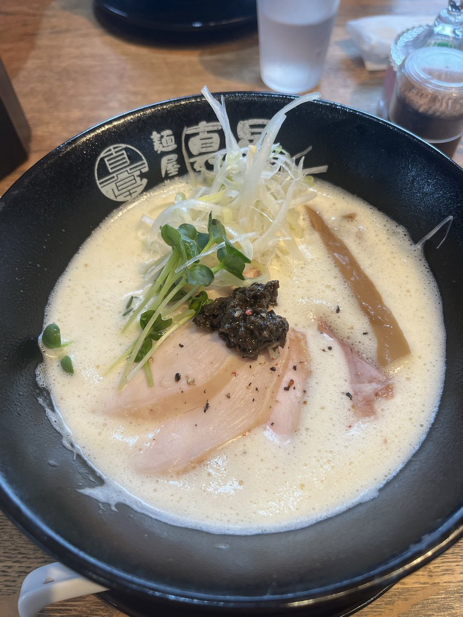 tatsu_gon's tweet photo. 先週は冷やし煮干し、昨日は鶏白湯で二週連続で真星へ🍜どのラーメンも美味いです😋鶏白湯前より濃厚になったような気がする🙄後半は卓上の香味酢入れてさっぱりいただきました🙏 https://t.co/J11hMJ7mNo