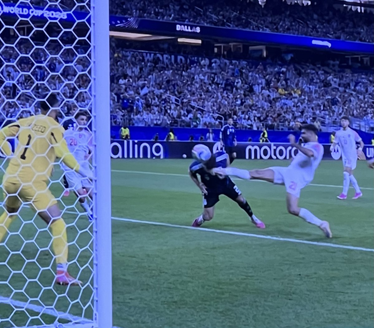 Leoogomez_'s tweet photo. Latinos: No puede ser que siempre le regalen penales a la Argentina. Si tan solo le patearon la cara, está todo arreglado!!!😡🤬 https://t.co/misr7w5zTh