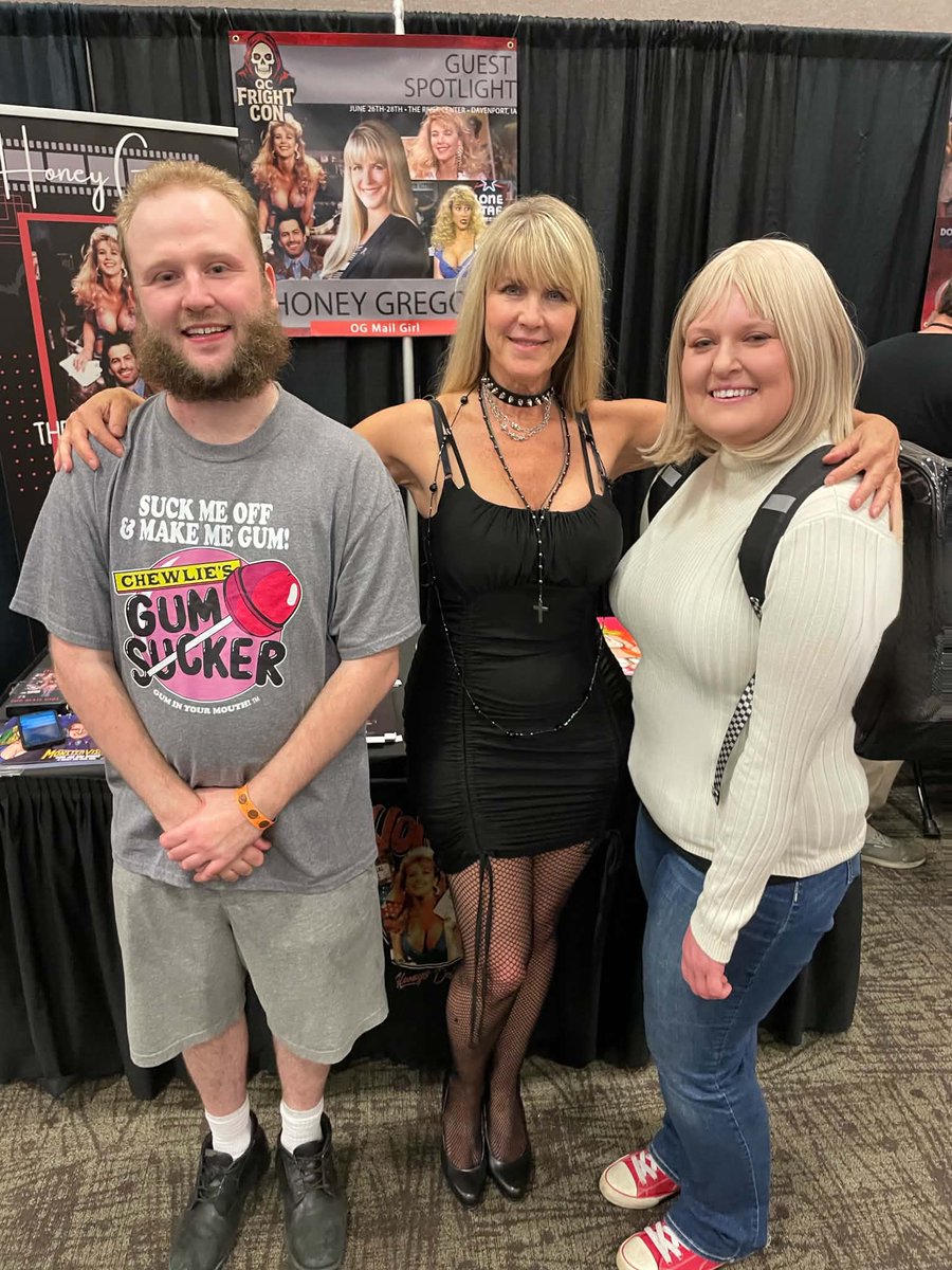 stevejpulaski's tweet photo. A wildly fun birthday treat to say the least. Catherine treated me to Planet Funk Con in Davenport today, where we got to meet Jeremy London (#Mallrats), @BrianCOHalloran (#Clerks, again), Honey Gregory (#MonsterVision), and several voice actors from #EdEddNEddy. https://t.co/PnFISa3rYx