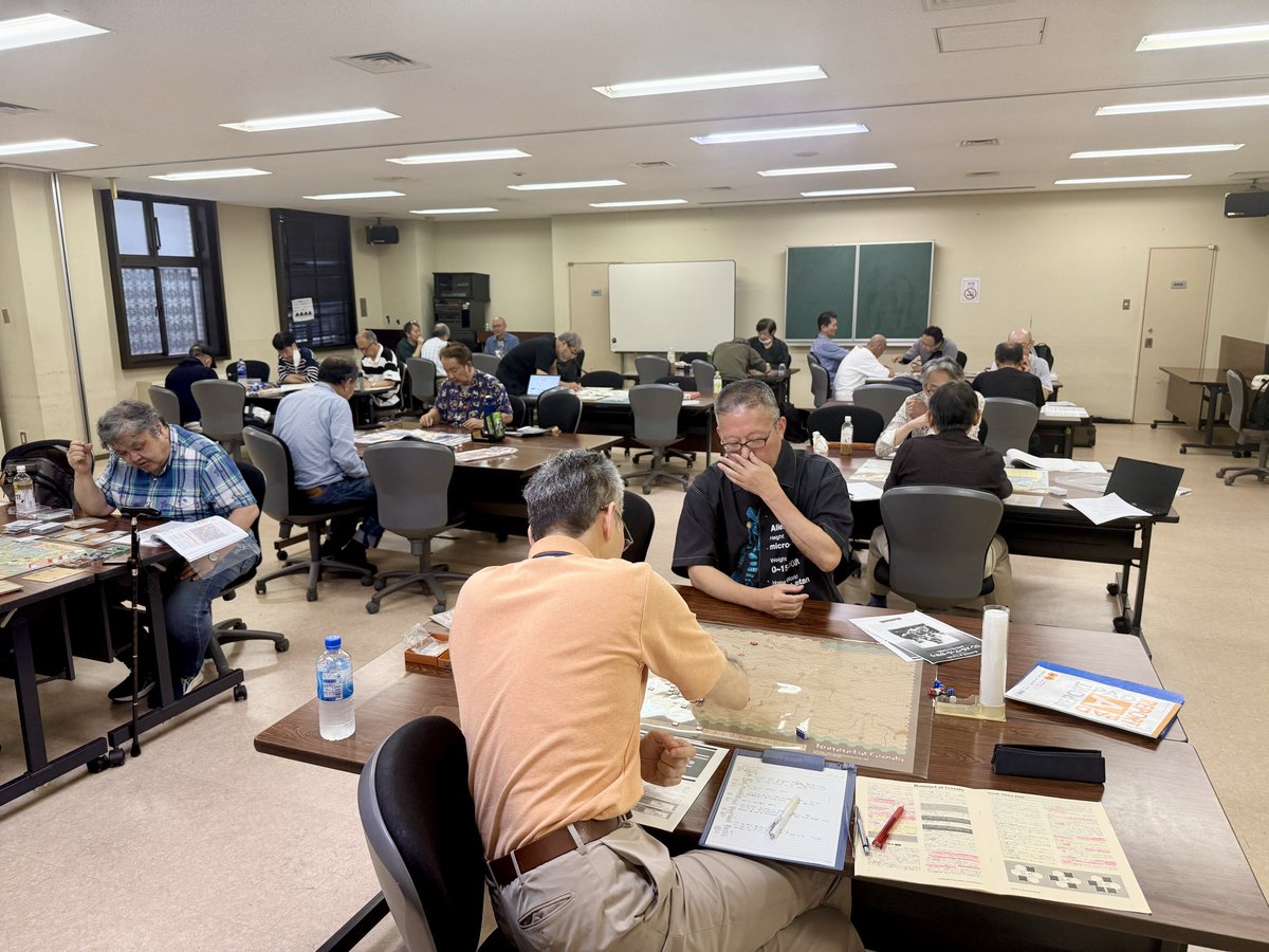 hkokado's tweet photo. 【ミドルアース大阪のウォーゲーム会 開催中！】

今日はJR天満駅すぐの会場で、ミドルアース大阪のウォーゲーム会を開催しています！

おかげさまで本日も満員御礼✨

会場では、
・OCS『サードウインター』
・積み木の『ビクトリーインヨーロッパ』
・『バタリオンS3』ソヴィエト付録のBCS「デンジャーフォワード」
・コマンドマガジンの最新作「ソヴィエト、最良の時」
など、さまざまな歴史ボードゲーム・ウォーゲームが熱戦を繰り広げています。

初心者の方からベテランまで、それぞれの卓で真剣勝負と笑顔がいっぱいです😊

夕方まで遊んでいますので、
✅ 昼からの飛び入り参加
✅ 見学だけの参加
も大歓迎です！

「ウォーゲームってどんなゲーム？」
「一度見てみたい」
という方も、ぜひお気軽にお越しください！
https://t.co/KFcihjXlE7
#ウォーゲーム #ボードゲーム