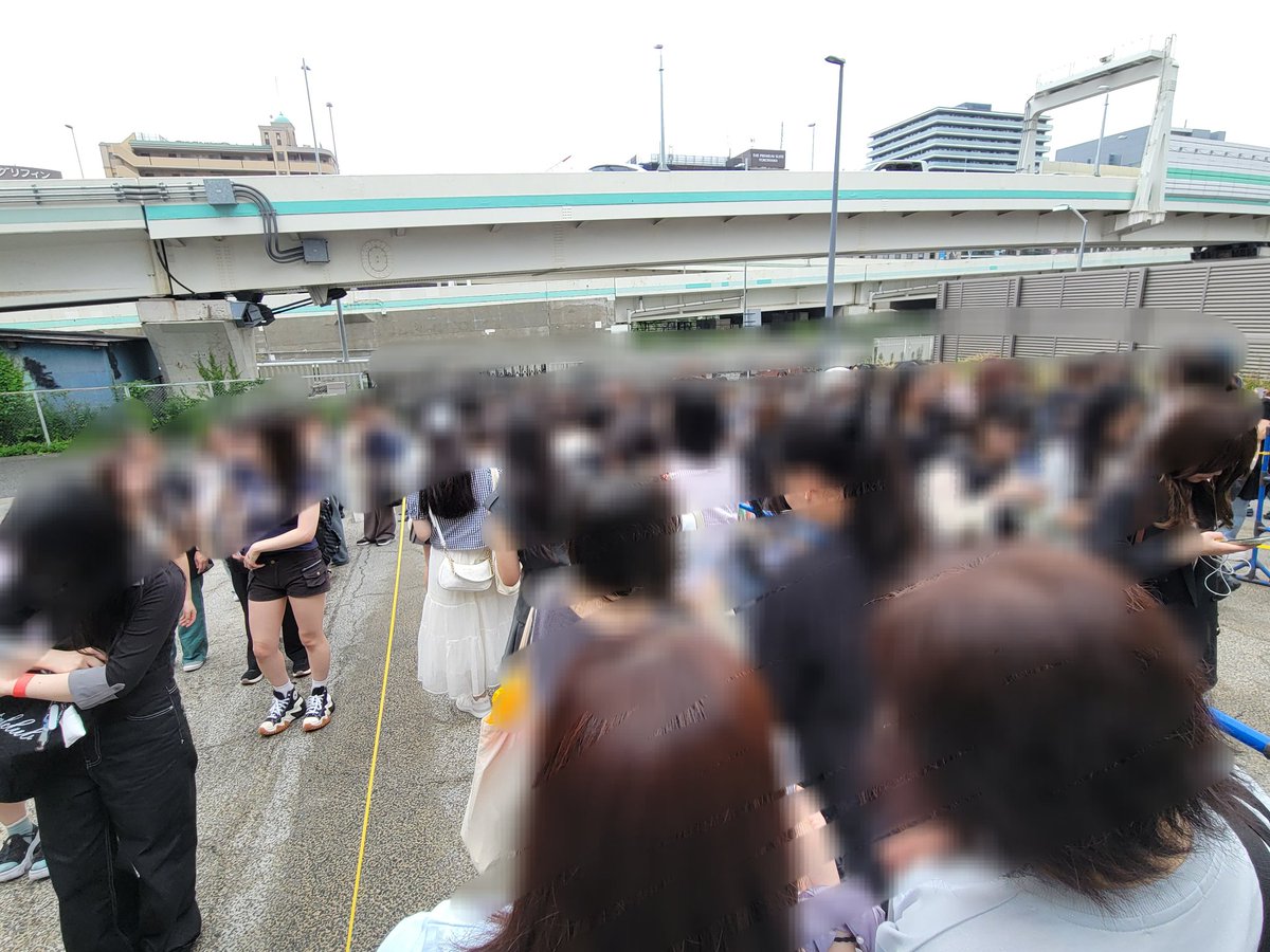 aus_wave's tweet photo. ALD1 グッズ
正面の列を並んでからグッズ前を通過した後に裏でこのような列が続きます🥲 10時頃に列並んで11時半頃には購入出来ました！列は長いですが比較的進みは早い印象です！しかしランダムグッズは既に全部売り切れでした😭
ご参考までに https://t.co/1vqvs586us