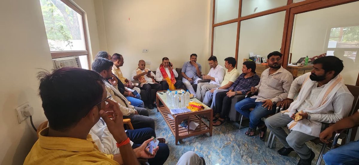 im_Chandramauli's tweet photo. नवनियुक्त क्षेत्रीय अध्यक्ष @BJPKashiKshetra श्री अशोक चौरसिया जी के पावन आगमन पर स्वागत,अभिनंदन करने का सौभाग्य प्राप्त हुआ।
आपके कुशल नेतृत्व,संगठननिष्ठ व्यक्तित्व एवं दूरदर्शी मार्गदर्शन में संगठन निरंतर नई ऊँचाइयों को प्राप्त करे।
#BJP #BJPUP #Kashi #AshokChaurasiya https://t.co/I7krQkH6Ir