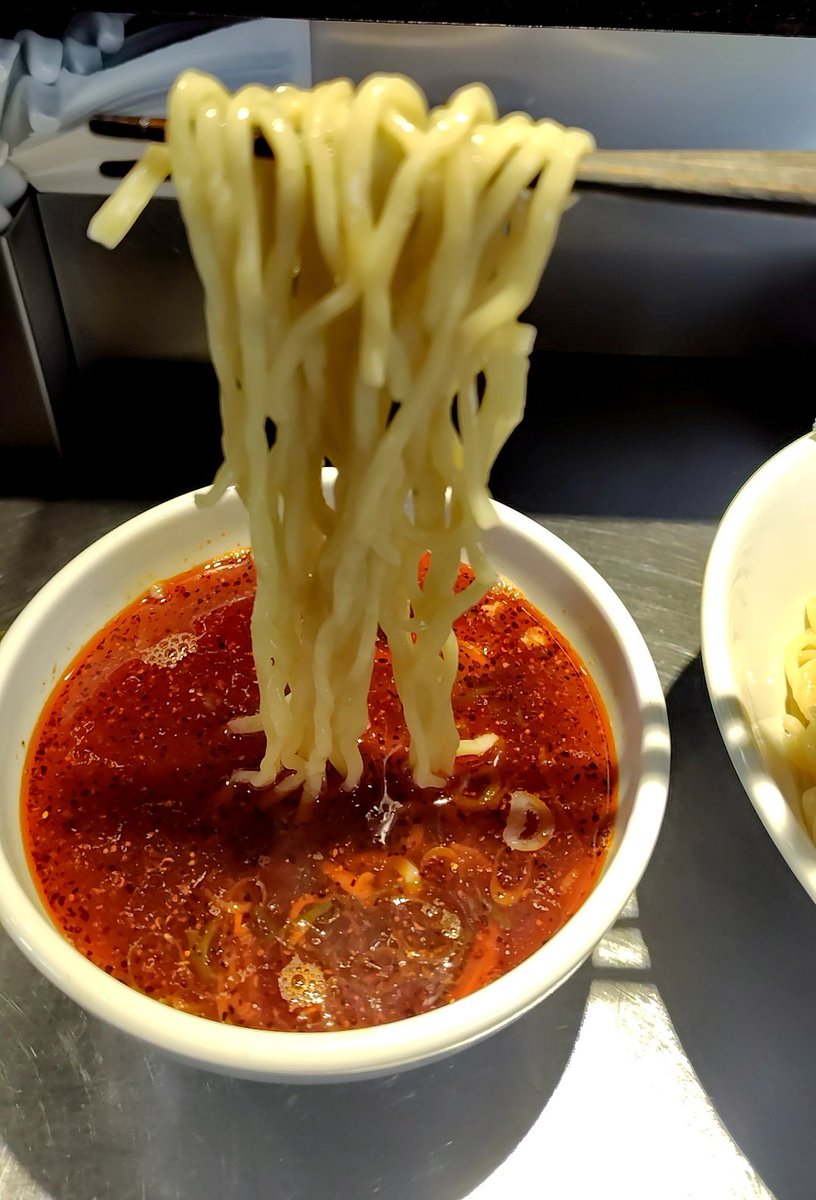 pachi_ramen777's tweet photo. 本日は自家製麺らあめん吟さんにて
・辛つけめん　大盛り
・チャーシュー丼
をいただきました！
辣油の効いた程よい辛さの中にも旨味があるつけ汁が自家製中太ツルツル麺と相性抜群でめっちゃ美味い😆👍チャー丼も👍スープ割りも堪能してごちそうさまでした🙇 https://t.co/r5JYT6SBba