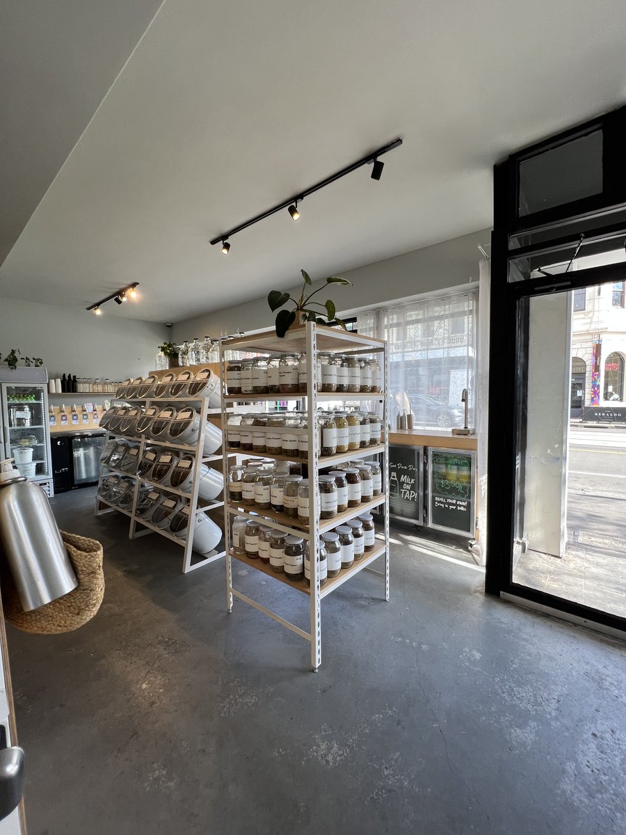 tomioka_design's tweet photo. 目指せゴミゼロのお店！
メルボルンの「Gram Sustainable」は、ゴミゼロを目指す量り売りのエコショップです。穀物、ナッツ、調味料などのオーガニック食材から、その場で挽くフレッシュバター、洗剤、日用品まで豊富に揃います。マイ容器を持参し必要な分だけ購入するスタイル！ https://t.co/wC33wB2kJS