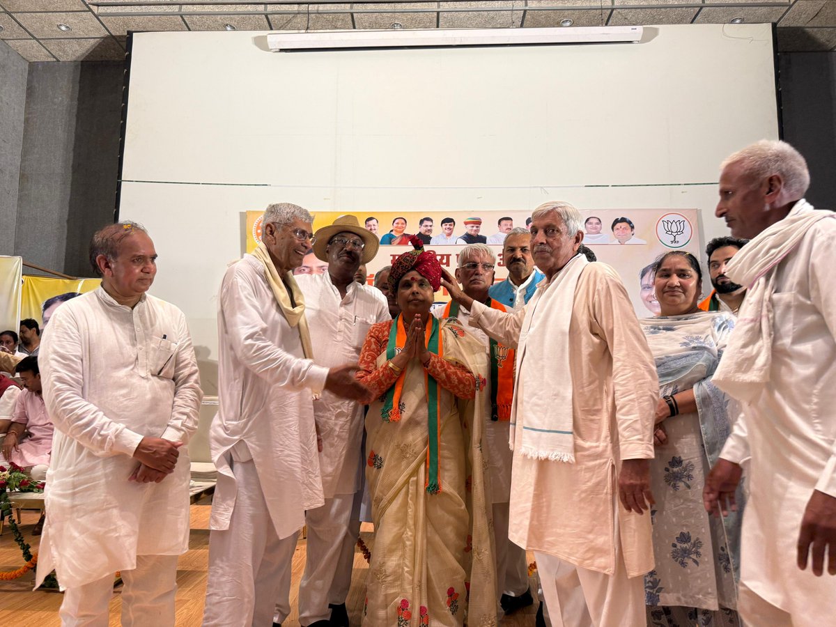 Narayanbjp123's tweet photo. हरियाणा ��ाजपा की नवनियुक्त प्रदेश अध्यक्ष आदरणीय डॉ. @bjparchanagupta जी के गुरुग्राम महानगर आगमन पर साथियों सहित भव्य स्वागत एवं अभिनंदन किया !

कार्यकर्ताओं के अपार उत्साह और जोश से यह स्पष्ट है कि आदरणीय प्रदेश अध्यक्ष जी के नेतृत्व में संगठन और अधिक सशक्त होकर जनसेवा के नए ! https://t.co/ibcsbjNlwx