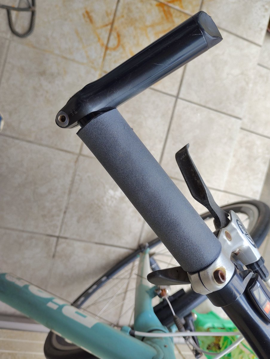 misoe0101's tweet photo. 自転車本体の買い替えを検討中なんですが…

今は街乗り程度だし、もうしばらくは乗ると思うので、グリップを交換しました。
思ったよりグレーっぽいシリコングリップです。

屋外保管なので、色々な部品で錆が出てたりしますが…

せっかくグリップ代えたので、大事に乗っていきます🚲 https://t.co/OCdDlMhWHt