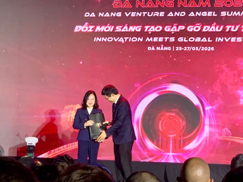 Danangdfl24's tweet photo. 🚀 At #DAVAS2026, Ha My TRAN, Founder &amp; Chairwoman of #DFL24, delivered the keynote “Vietnam’s Innovation Era: The Launchpad is Ready.” The session highlighted Viet Nam’s potential in innovation, fintech, startups, and global investment. 🇻🇳 #Innovation #Fintech #Startup https://t.co/1C2k3Y3jmF