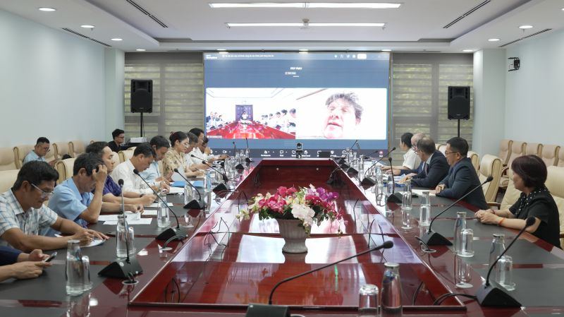Danangdfl24's tweet photo. 🌏 Da Nang and Austria are strengthening cooperation on smart cities and strategic infrastructure. Discussions covered urban rail, digital infrastructure, data-driven governance, and technology collaboration to support sustainable development. 🤝🇻🇳🇦🇹 #DaNang #Austria #SmartCity https://t.co/RFAKDTOhdu