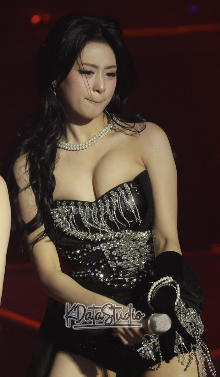 FunJon74599's tweet photo. 細心留意Babymonster 的Ahyeon 有沒有露乳暈？ https://t.co/LGlY2Fnoap