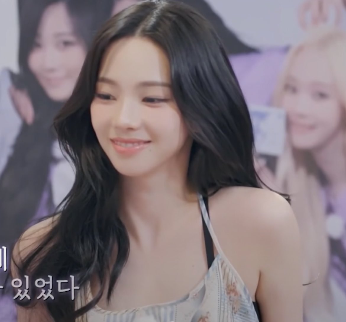 meisttokki's tweet photo. karina has been liking sleeveless tops lately 😮‍💨 https://t.co/lfJ8U2trkl