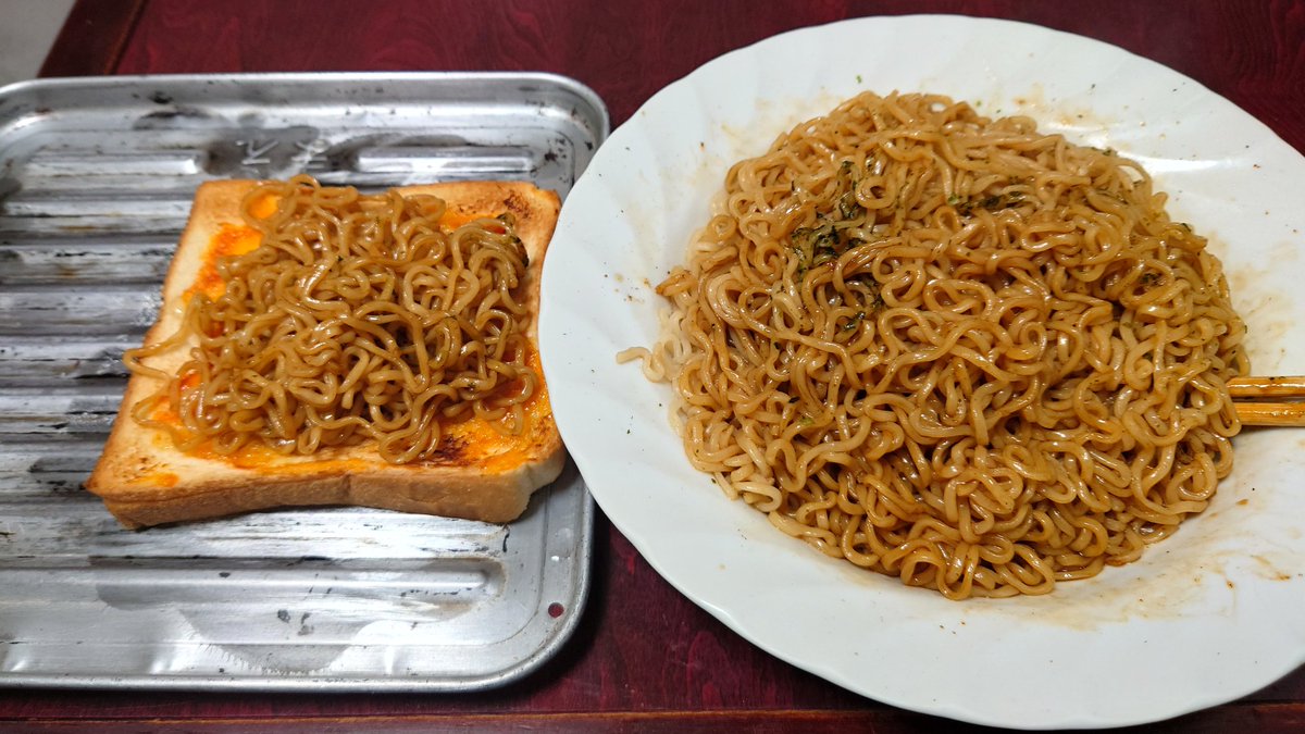 premium0920's tweet photo. 日清焼そば袋麺で焼そばパン😄この焼そばはウスターソース追い掛けして紅生姜加えるぐらいで具は入れない方が美味しい👍見た目は貧相やけど😅 https://t.co/VEtW0uwKle