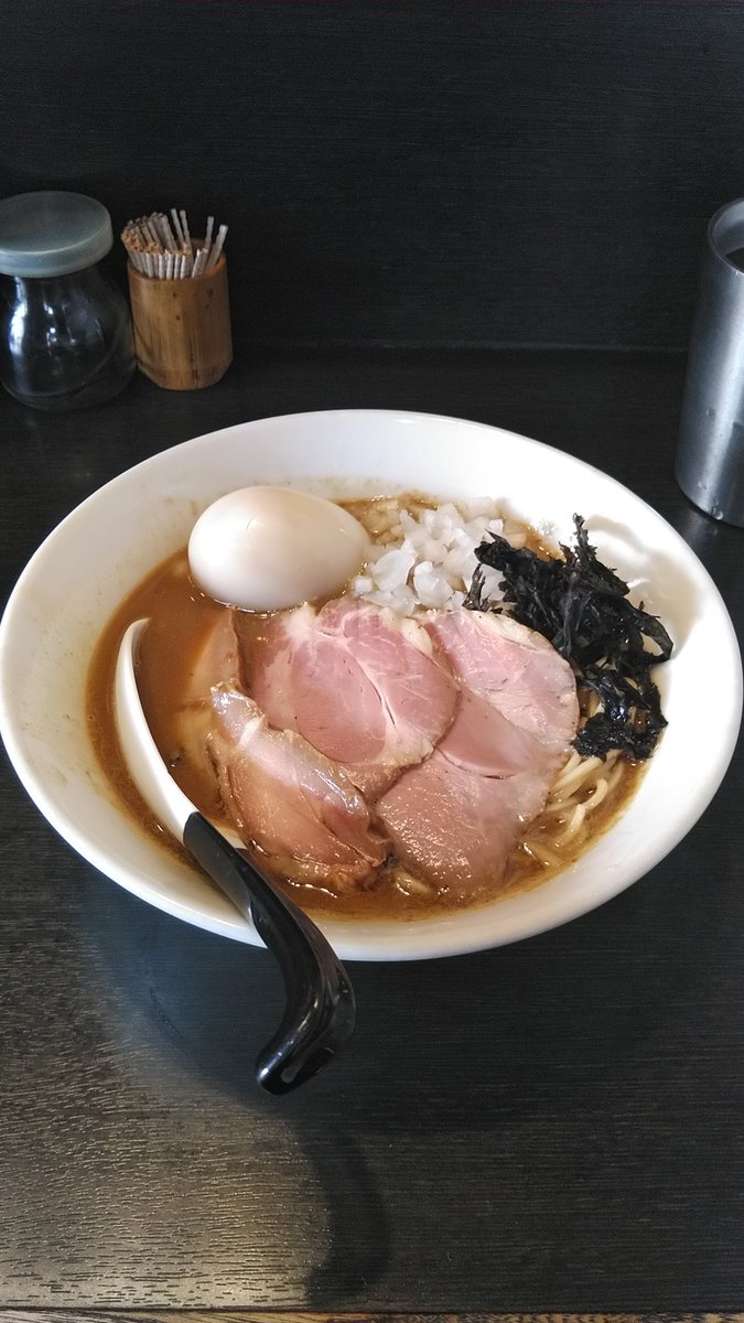 Sasoriza1214's tweet photo. 陽はまたのぼる@綾瀬

特製濃厚煮干し＋🍚

この土日濃厚復活とか
昨日来る予定が本日😅
久々の綾瀬

ボキボキの麺にショッパースープ🤤
忘れていた何かが甦った

あっ、厚🥩食いたし😢

🙏ごちそうさまでしたm(_ _)m https://t.co/8xIilqdu0D