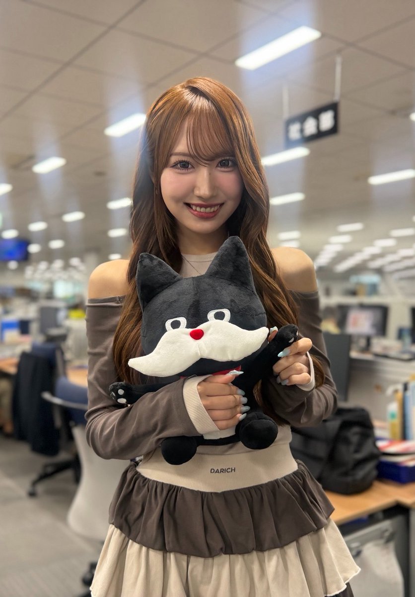 osakashakai's tweet photo. SKE48の野村実代さんが先日、朝日新聞大阪本社にいらっしゃいました！

社会部では朝日新聞のオリジナルキャラクター「マダニャイ」を持って📸
刷りたての当日夕刊やデジタル版のキャラクター「デジモ」とも撮影していただきました！ https://t.co/yU5nzWZIlC