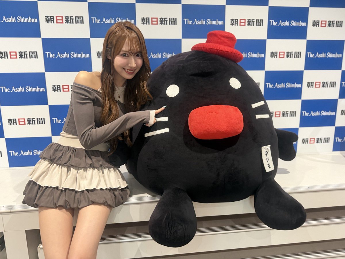 osakashakai's tweet photo. SKE48の野村実代さんが先日、朝日新聞大阪本社にいらっしゃいました！

社会部では朝日新聞のオリジナルキャラクター「マダニャイ」を持って📸
刷りたての当日夕刊やデジタル版のキャラクター「デジモ」とも撮影していただきました！ https://t.co/yU5nzWZIlC