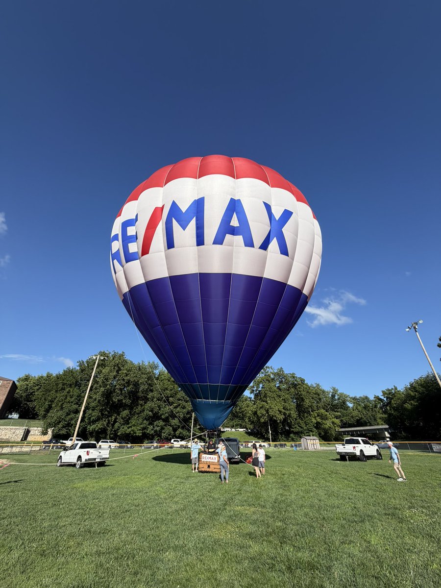 Old World Balloonery tweet media