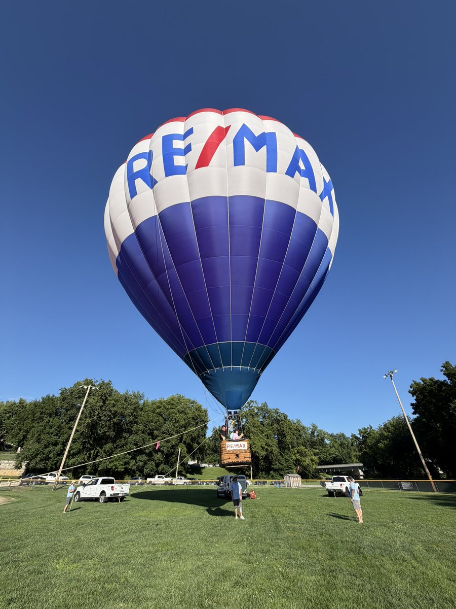 Old World Balloonery tweet media