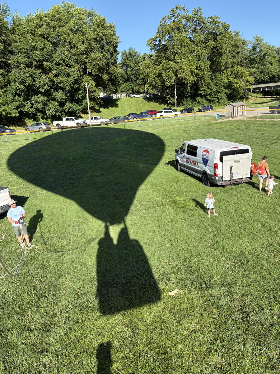 Old World Balloonery tweet media