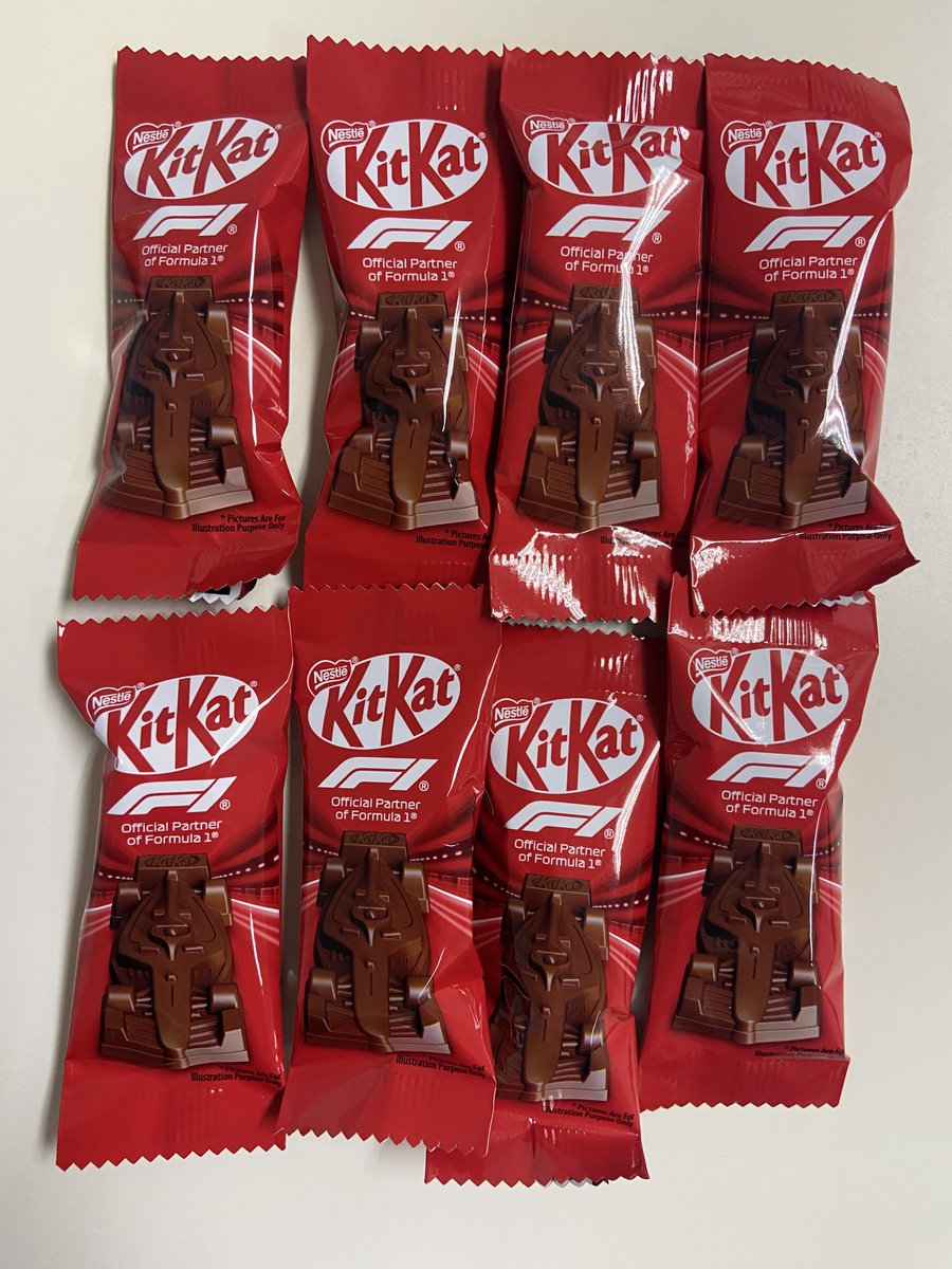 F1SingaporeGP's tweet photo. F1マシンの形のキットカット入手！

8個入りで$7.45、約930円、1個あたり116円という結構なお値段。

$15以上買えばシンガポールGPのチケットが当たります。 https://t.co/dt80n43Slv