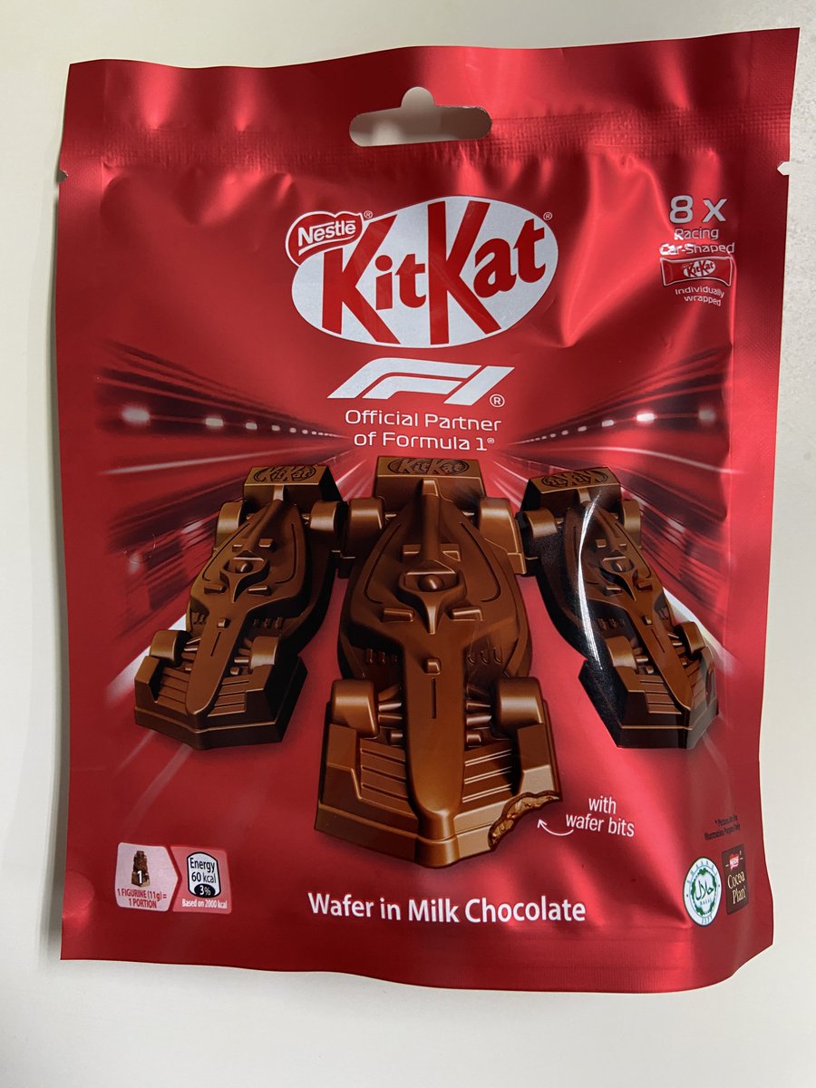 F1SingaporeGP's tweet photo. F1マシンの形のキットカット入手！

8個入りで$7.45、約930円、1個あたり116円という結構なお値段。

$15以上買えばシンガポールGPのチケットが当たります。 https://t.co/dt80n43Slv