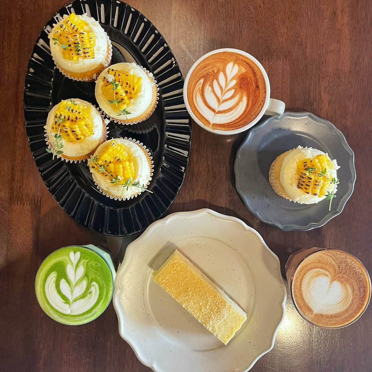 goodforsoul16's tweet photo. เผลอเอฟข้าวโพดหวานมาสิบโล วันนี้เลยมีเมนูพิเศษเมนูพิเศษ Sweet corn latte ลาเต้ข้าวโพดหวาน กาแฟ นมข้าวโพด โฟมชีส และคัพเค้กข้าวโพดนะคะ คัพเค้กบราวน์บัตเตอร์ไส้คัสตาร์ดข้าวโพดกับวิปครีมชีส 

มีชีสเค้กบาร์ผสมส้มเชื่อม+ชีสพาร์มีซาน+ชีสอีแดม ด้วยค่า https://t.co/kaKyVFqyft
