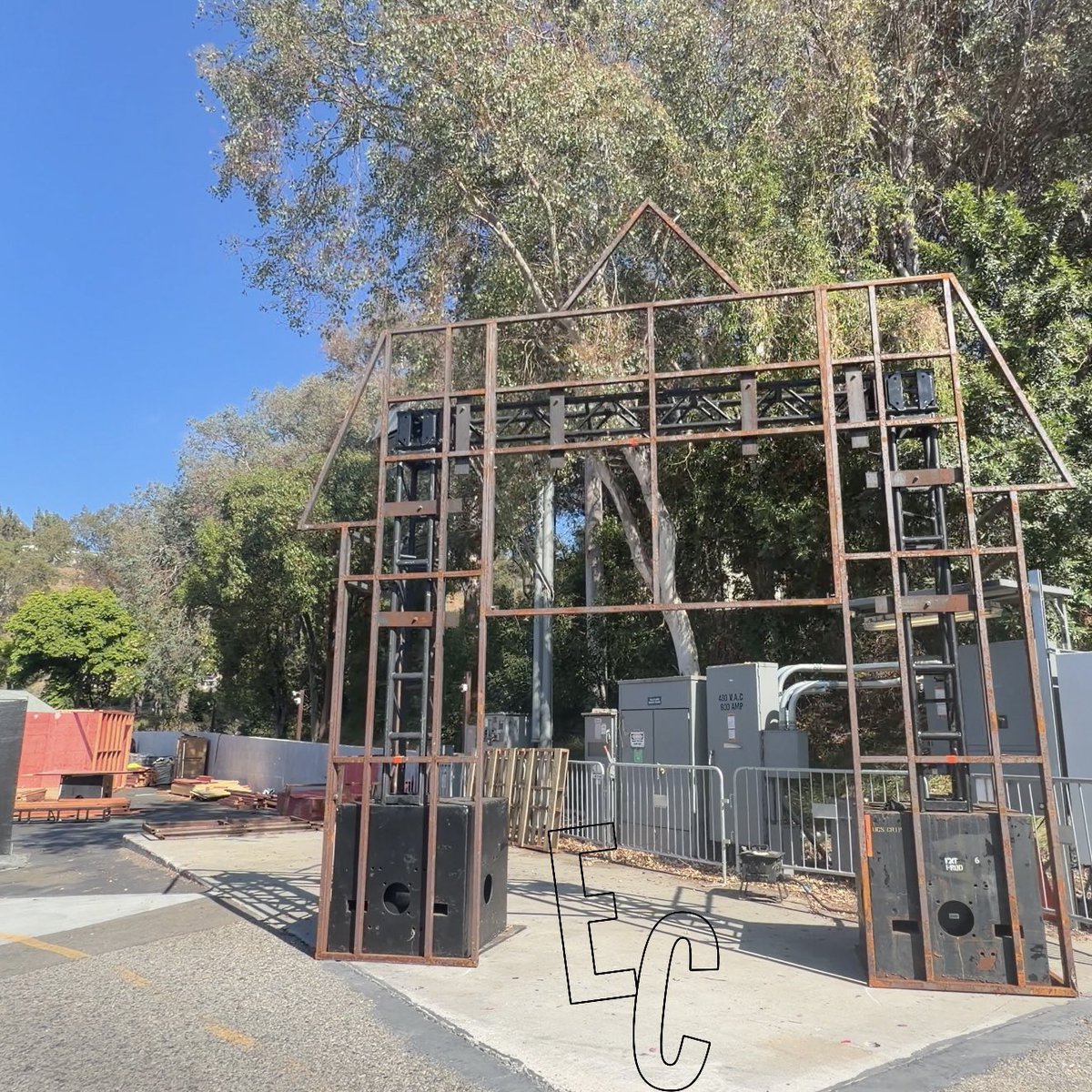 TheEntConnect's tweet photo. Terror Tram. 4 scenes in the beginning like in the last 2 years and wood rising!

 @john_murdy #hhn #horrornights #universalhhn https://t.co/UoLR8hz0RW