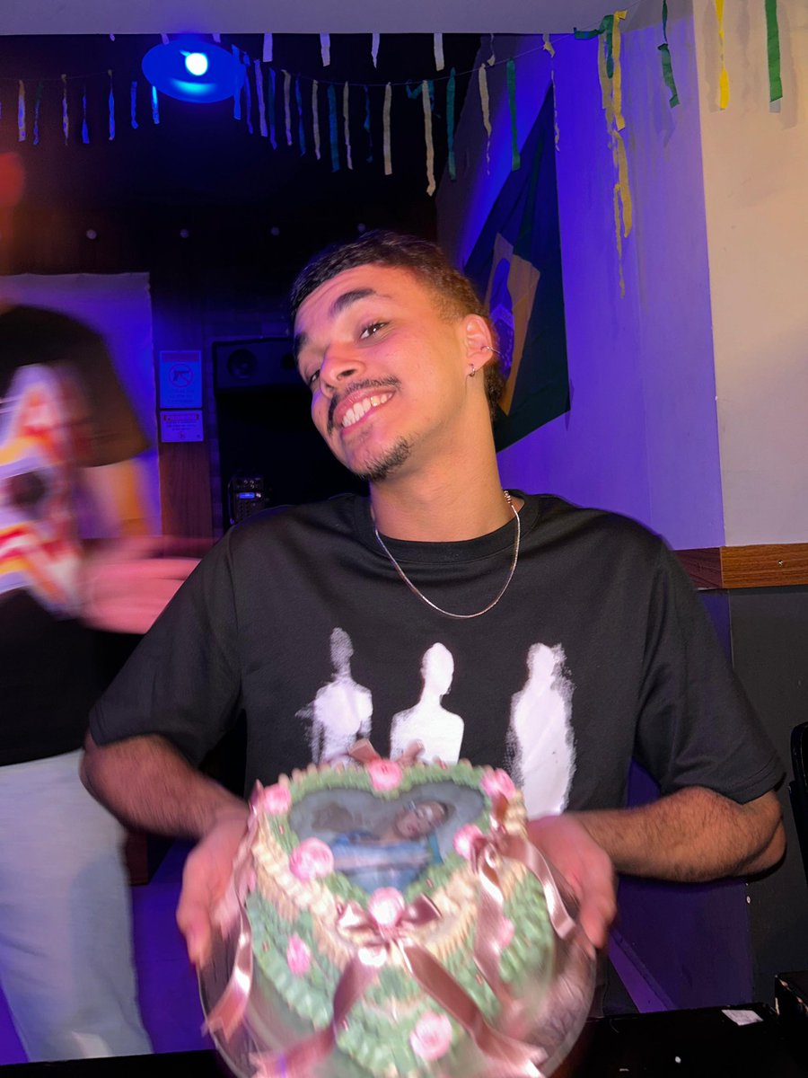 huntrzl's tweet photo. Meu aniversário é na mesma semana da Ariana😭 chorando com esse bolo 💗💗 https://t.co/0uEaNg9sf6