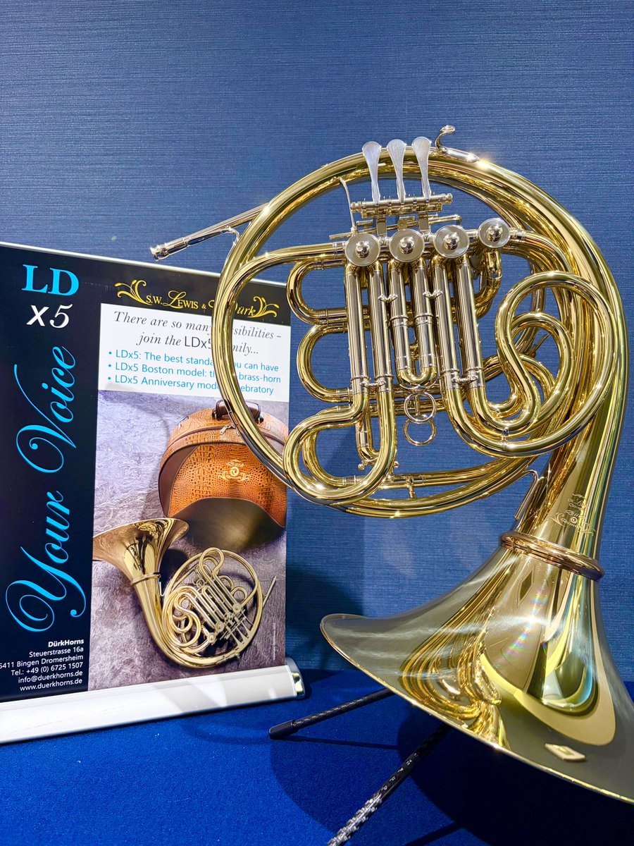 OsakaDolce's tweet photo. 【ルイス＆デュルクホルンのご案内📣✨】

本日はドルチェ楽器が輸入総代理店を務める、おすすめホルンのご紹介です❣️

〔ルイス&デュルク LDx5🇩🇪〕

二人の名マイスター、スティーヴン・ルイス🇺🇸とディートマー・デュルク🇩🇪のコラボレーションにより誕生したLDx5は、クリアな発音とオープンで深みのあるサウンドが特徴👀

ルイスの持つ伝統的なデザインを残しつつも、ハンダ付けされたベル胴部分や、B♭管の独立したチューニング管などデュルクならではこだわりが光ります✨

ぜひこの機会にお試しくださいませ💁‍♀️

〔お問合せ〕
ドルチェ楽器大阪店 
お電話：06-6377-1117
https://t.co/pBed8thSlE
